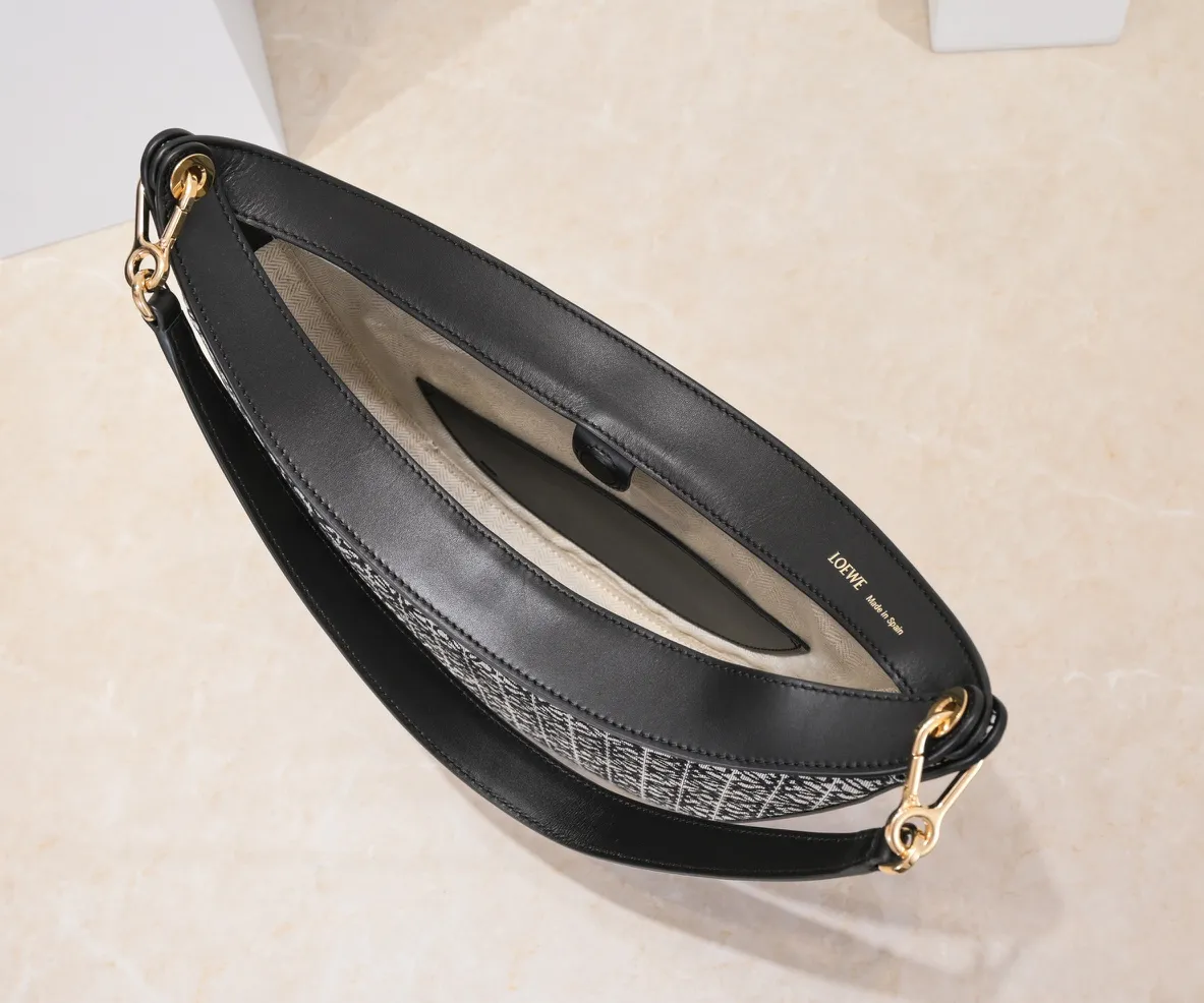 Navy blue/black, top quality original. The smooth crescent shape of the L Luna series moon bag not only elongates the proportions of the whole person without getting stuck on the upper body, but also feels particularly comfortable. The wide shoulder strap design does not press the shoulder buckle opening, making it easier to open and close. The internal capacity is also large, and sunglasses and folding umbrellas can be easily arranged with sliding hanging loops hidden on both sides. Shoulder straps or hanging accessories can be attached, making it convenient for various occasions. It is a bag that shows off its temperament and is highly used in daily life! Luo Yiwei size: 29*27*8cm: model: 8891#